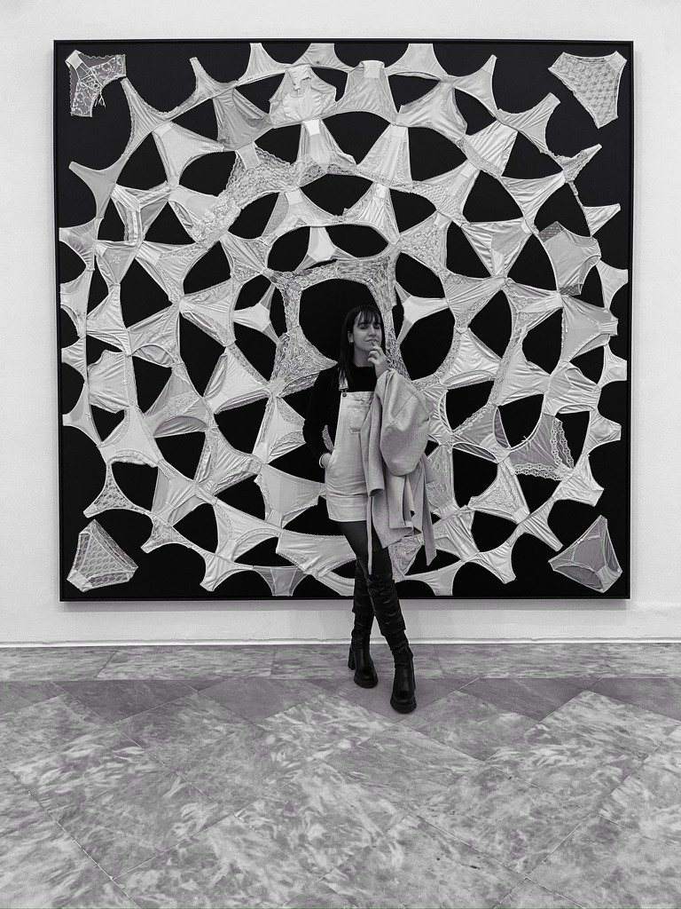 Sandra Liñán Serrano en una galería de arte